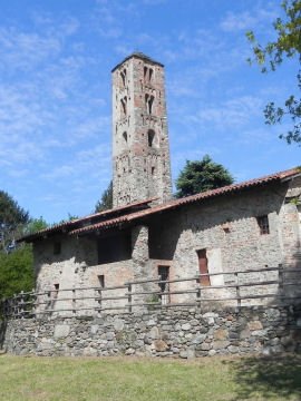 Panorama della Chiesa dei SS. Pietro e Paolo in Pessano a Bollengo (47999 bytes)
